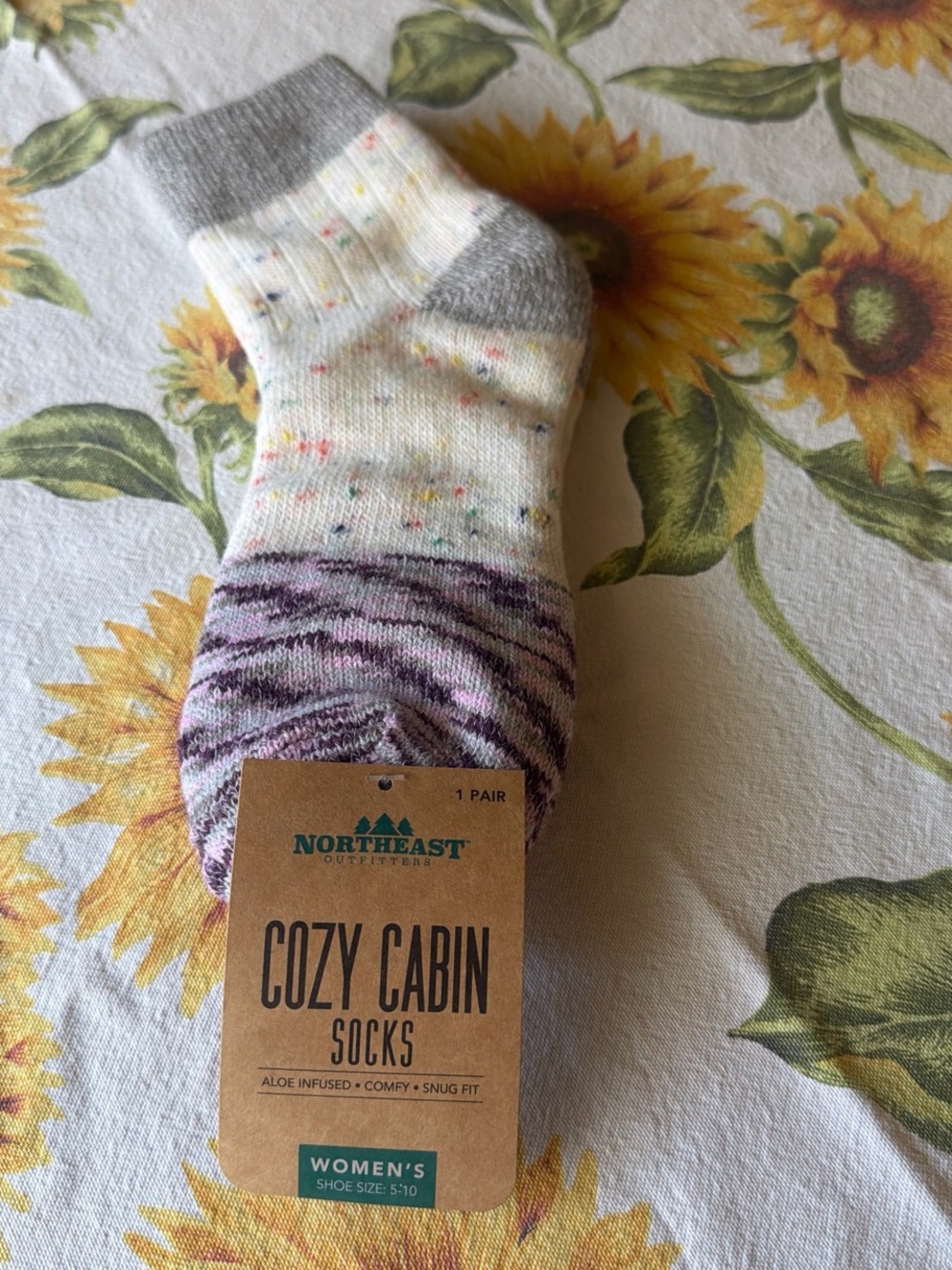 🧦 Cozy Cabin Women's Crew Socks - Cream & Purple🧦 NWT 🧦